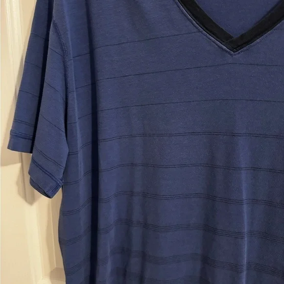 Lululemon Men's V Neck Blue Stripe Short Sleeve Stretch Tee Size XL - Picture 5 of 7